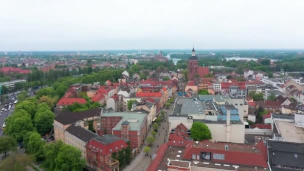 Strak vliegen rond top van uitkijktoren met klok. Onthullende luchtfoto van de oude stad met brede voetgangerszone en oude kerk. Berlijn, Duitsland — Stockvideo