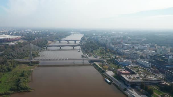 Vista aérea de varios puentes que cruzan el río Vístula en la ciudad. Estadio Nacional Moderno a orillas del río. Varsovia, Polonia — Vídeo de stock