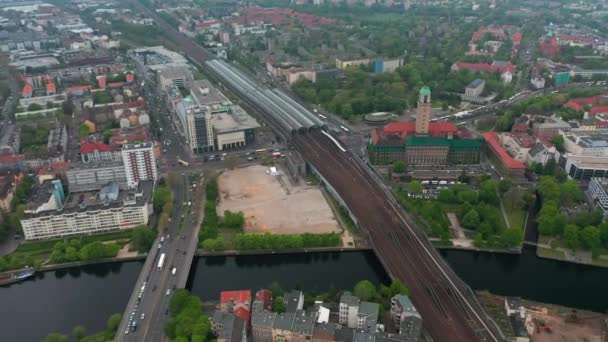 Slide en pan beeldmateriaal van Spandau treinstation met lange treinstations op multitrack spoorlijn. Hoge hoek uitzicht op de stad. Berlijn, Duitsland — Stockvideo