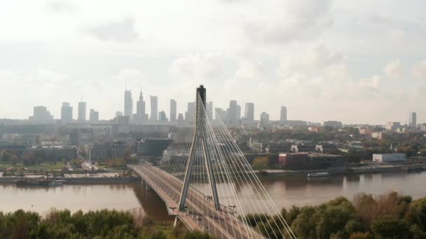 Diapositiva y panorámica del puente sobre el río Vístula con pilar invertido en forma de Y. Paisaje urbano contra el cielo brillante en el fondo. Varsovia, Polonia — Vídeos de Stock
