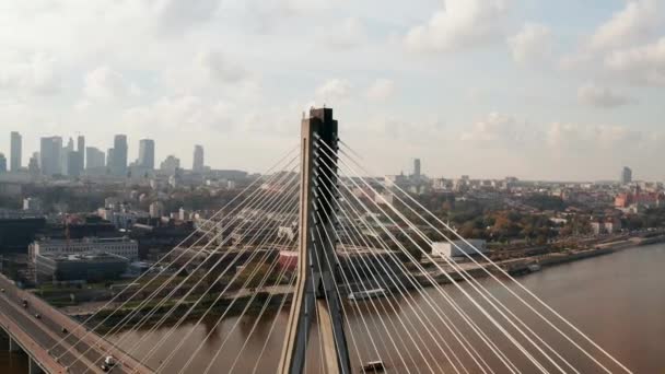 サポートケーブル付きの高ブリッジ柱。近代的な交通インフラの閉鎖。都市景観を背景に。ポーランドのワルシャワ — ストック動画