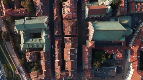 Oiseaux aériens vue panoramique du haut vers le bas des toits et places carrelés rouges dans le centre historique de la vieille ville. Des gens marchant et faisant du tourisme. Varsovie, Pologne — Video