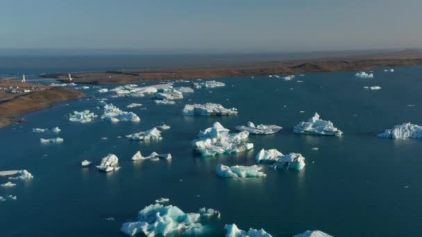 Widok na jezioro Jokulsarlon z góry lodowej pływające i dryfujące. Panorama z widokiem na park narodowy Vatnajokull i most Jokulsarlon. Koncepcja zmiany klimatu. Niesamowita przyroda — Wideo stockowe