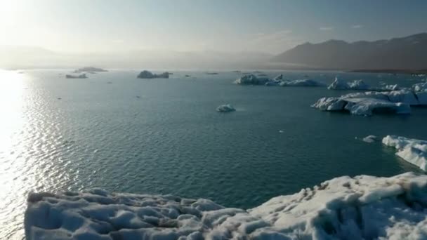 Pandangan sudut yang tinggi dari es balok gunung es melayang di danau Jokulsarlon di Taman Nasional Vatyota okull. Pandangan atas pembentukan es es es es es es permafrost beku di Arktik Islandia — Stok Video