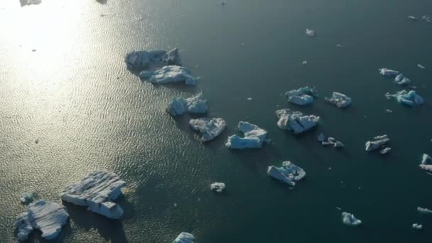 Vysoký úhel pohledu na ledovec plovoucí v jezeře Vatnajokull. Pohled shora na ledovcovou formaci popraskaného ledovce Breidamerkurjokull plujícího v Jokulsarlonské laguně. Změna klimatu — Stock video