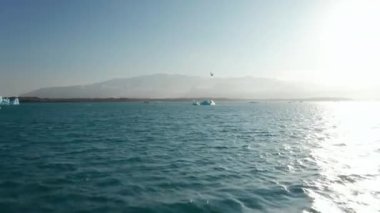 İzlanda 'daki Jokulsarlon gölünde yüzen buzdağının havadan görünüşü. Vatnajokull gölünde eriyen buz bloklarının insansız hava aracı görüntüsü. İklim değişikliği ve küresel ısınma sorunu. Çevre sorunu