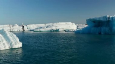 Jokulsarlon Gölü 'nün üzerinde yüzen Breidamerkurjokull buzulundan insansız hava aracı görüntüsü buzdağı çatladı. İklim değişikliği ve küresel ısınma. Çevresel bir sorun. Vatnajokull Ulusal Parkı