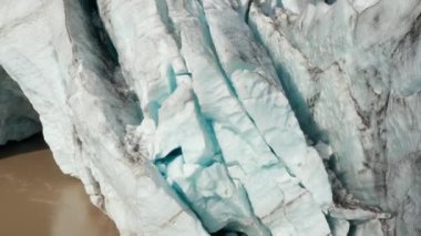 İzlanda 'da Breidamerkurjokull buzulunun yüzen buzdağının inanılmaz yakın görüntüsü. Vatnajokull Ulusal Parkı 'ndaki kırılan buz oluşumlarının insansız hava aracı görüntüsü. Hayret verici.