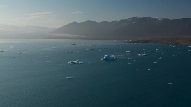 Висококутний вид озера Йокулсарлон в національному парку Ватнайокутль, на льодовиковій мові Breidamerkurjokull. Танення айсбергів, що плавають над водою. Зміна клімату. Глобальне потепління. Йокулсарлонське озеро — стокове відео