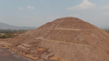 Meksika 'daki Teotihuacan tesisinde Güneş Piramidi' nin etrafında dönen hava manzarası. Güneş Tapınağı ve Ölü Bulvarı 'nın kuş bakışı görüntüsü diğer tapınağı, Ay Piramidi' ni gözler önüne seriyor. Seyahat hedefi