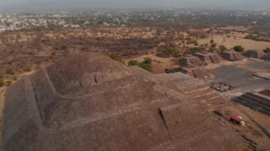 Meksika Vadisi 'ndeki Teotihuacan tesisinde Ay Piramidi' nin insansız hava aracı görüntüsü. Kuşlar Güneş Tapınağı ve Hisar kompleksini gözler önüne seriyor. Antik Amerikan şehri, Unesco dünya mirası.
