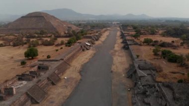 Teotihuacan, Meksika 'daki Ölü Bulvarı ve Güneş Piramidi' nin kuş bakışı görüntüsü. Seyahat yeri ve unesco dünya mirasının insansız hava aracı görüntüsü Mexico City yakınlarındaki vadide Güneş Tapınağı ile birlikte.