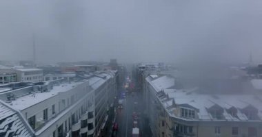 Kış kasabası caddesinin ve siren ışıkları olan ambulans arabalarının manzarası yükseldi. Şehirde kar yağıyor. Berlin, Almanya