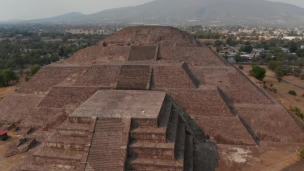 Drone zicht op de voorkant van de Piramide van de Maan in Teotihuacan complex in Mexico Valley. Meso-Amerikaanse pre-Columbiaanse tempel is de derde grootste piramide ter wereld. Reisbestemming. Unesco werelderfgoed — Stockvideo