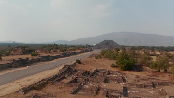 Hochwinkelaufnahme der Avenue of Dead mit der Mondpyramide im Vordergrund. Drohnenaufnahme des Teotihuacan-Komplexes in Mexiko mit dem Tempel des Mondes und der Zitadelle. UNESCO-Welterbe — Stockvideo