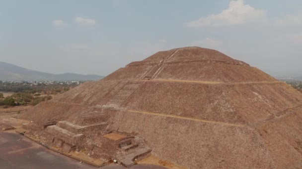 Vista aérea en órbita alrededor de la Pirámide del Sol en el complejo Teotihuacán en México. Vista de pájaro del Templo del Sol y Avenida de los Muertos revelando el otro templo, Pirámide de la Luna. Destino turístico — Vídeo de stock