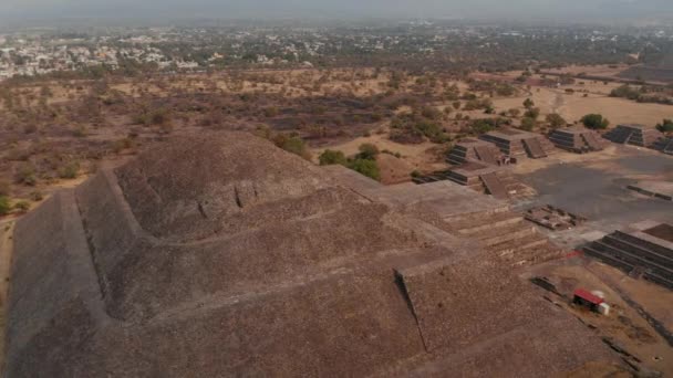 Vista do drone da pirâmide da lua pico no complexo de Teotihuacan no vale de México. Olho de aves revelando o complexo Templo do Sol e Cidadela. Cidade mesoamericana antiga, património mundial da Unesco — Vídeo de Stock