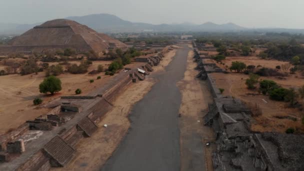 Teotihuacan, Meksika 'daki Ölü Bulvarı ve Güneş Piramidi' nin kuş bakışı görüntüsü. Seyahat yeri ve unesco dünya mirasının insansız hava aracı görüntüsü Mexico City yakınlarındaki vadide Güneş Tapınağı ile birlikte. — Stok video