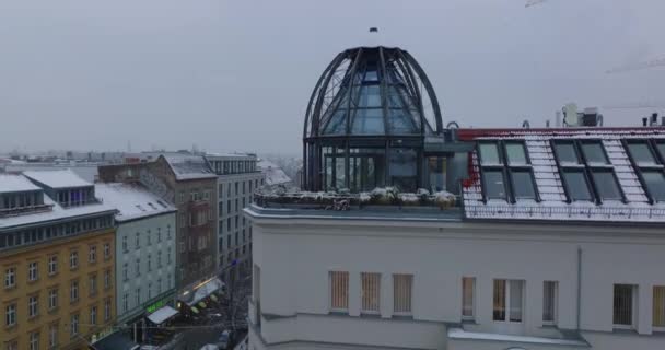 Stijgende beelden van ontwerp stalen constructie rond glazen koepel bovenop het gebouw. Stad in de winter. Berlijn, Duitsland — Stockvideo