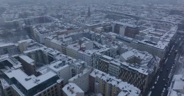 在城市的建筑物上方飞行。市区街道两旁都有多雪的公寓楼。德国柏林 — 图库视频影像