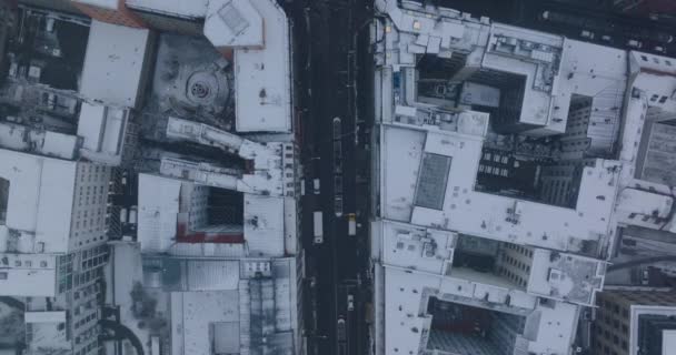 Aereo occhio uccelli sopra vista dall'alto verso il basso di basso di basso traffico nelle strade della città in inverno. Tram su binari intorno a incroci. Berlino, Germania — Video Stock