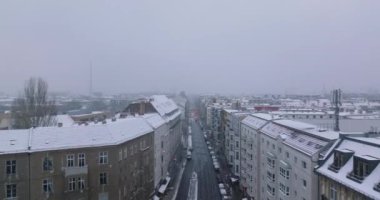 Şehirdeki cadde boyunca uzanan binaların görüntülerinde artış var. Kış şehirde, kar yağışı görüş mesafesini sınırlıyor. Berlin, Almanya