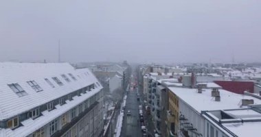 Şehirde kış havası var. Taze karla kaplı çok katlı apartmanlarla çevrili sokak manzarası. Berlin, Almanya