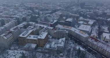 Kar tozlu kasabanın hava panoramik görüntüleri. Kasaba sakinlerinin puslu kış şehri manzarası. Berlin, Almanya