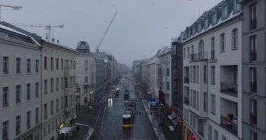 Şehir bölgesinde kış caddelerinde ağır ağır giden tramvay takibi. Berlin, Almanya