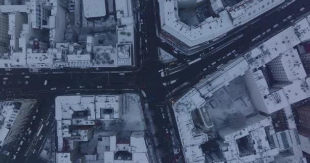 Aereo occhio di uccelli sopra dall'alto verso il basso vista ascendente di incrocio stradale nella città invernale. Tetti spolverati di neve. Berlino, Germania — Video Stock