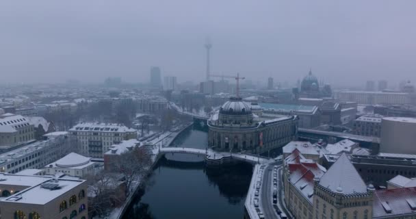 Filmato discendente di punti di riferimento nel centro della città. Foto aerea invernale del Bode Museum sul lungomare del fiume Spree. Berlino, Germania — Video Stock