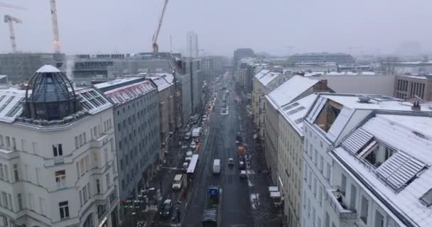 Przód latam nad ulica w zimowy miasto. Kolejka powoli poruszających się samochodów na śliskiej drodze. Berlin, Niemcy — Wideo stockowe