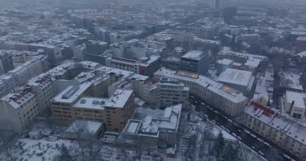 空中全景镜头的雪尘城镇的发展。城市街区阴霾的冬城景象.德国柏林 — 图库视频影像