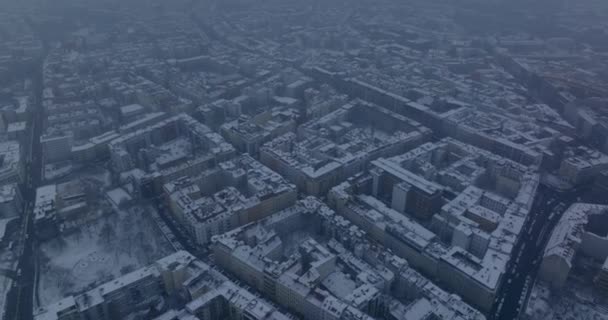 Αεροφωτογραφία της χειμερινής χιονισμένης πόλης. Αστική γειτονιά με πολυκατοικίες. Βερολίνο, Γερμανία — Αρχείο Βίντεο