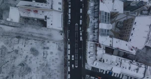 Pájaros aéreos ojo arriba hacia abajo vista ascendente de la calle en la ciudad de invierno. Seguimiento de la unidad de tranvía en las vías. Berlín, Alemania — Vídeos de Stock