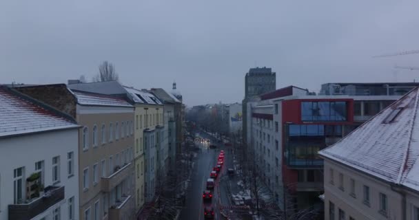 Flyg över kö av bilar stannar vid trafikljus på vägkorsningen. Vinterstaden i skymningen. Berlin, Tyskland — Stockvideo