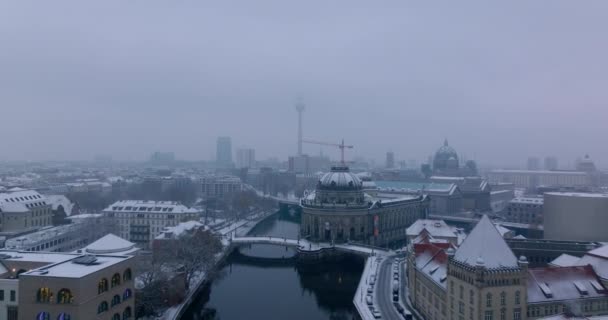 Bode Müzesi 'nin tarihi binalarının havadan görünüşü. Spree Nehri 'nin etrafındaki kış şehrini keşfedin. Berliner dom ve Fernsehturm 'un puslu manzarası. Berlin, Almanya — Stok video