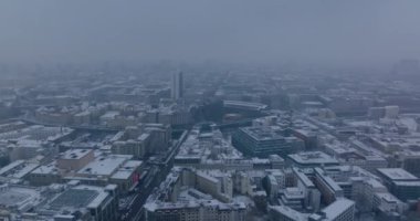 Şehir merkezindeki karlı binaların hava panoramik görüntüleri. Friedrichstrasse 'nin üzerinden uç. Berlin, Almanya
