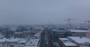 Araba kuyruğuyla geniş bulvarın üzerinden uç. Kışın Friedrichstrasse. Şehir manzarası bulanık. Berlin, Almanya
