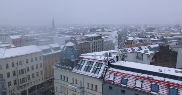 Слайд и панорама стеклянного купола на крыше в угловом доме в городе. Снег в городском районе. Строительные краны на заднем плане. Берлин, Германия — стоковое видео