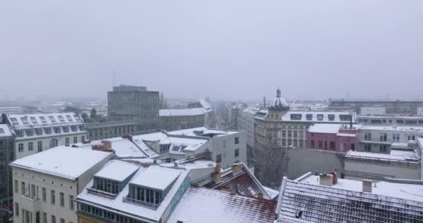 Передній політ над будівлями в міських районах взимку. Сніжний у місті. Викриття вулиць і житлових будинків. Берлін (Німеччина) — стокове відео