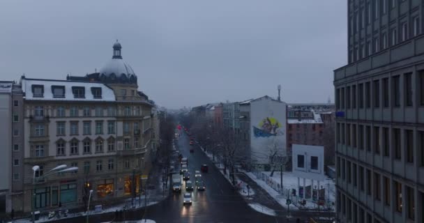 Repülj az útkereszteződés felett a városi negyedben. Lakóépületek lakóövezetben. Téli város késő délután. Berlin, Németország — Stock videók