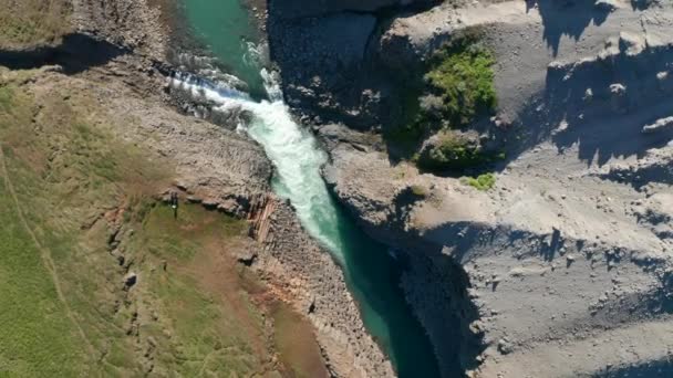 Overhead utsikt över Jokulsa glaciär vatten flod som flyter mellan basalt bergväggar. Överst på sidan Stuolagil canyon med geologi vägg formationer i Vatnajokull nationalpark. Fantastisk i naturen — Stockvideo