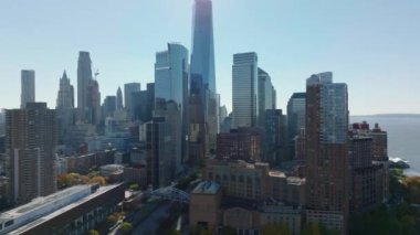 Aşağı Manhattan 'daki yüksek modern apartman ve ofis binalarının yüksek çekimleri. Finans Bölgesi 'ndeki gökdelenler. Manhattan, New York City, ABD