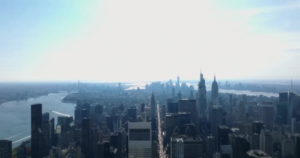 Panoramiczny widok z lotu ptaka na wyspę otoczoną wodą. Śródmieście drapacze chmur przeciwko jasnemu niebu. Manhattan, Nowy Jork, USA — Wideo stockowe