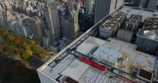 Reculez au-dessus du gratte-ciel avec les ventilateurs rotatifs de l'équipement de climatisation. Inclinez-vous pour révéler le paysage urbain. Manhattan, New York, États-Unis — Video