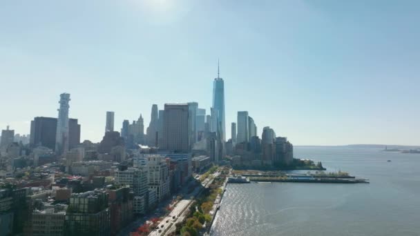 Vue surélevée des gratte-ciel du centre-ville dans le quartier financier contre le soleil. Un World Trade Center surplombant d'autres immeubles de grande hauteur. Manhattan, New York, États-Unis — Video