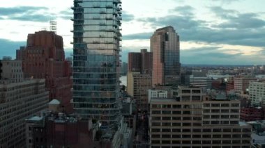 Şehirdeki yüksek binaların havadan çekilmiş görüntüleri. Cam cephe alacakaranlık gökyüzünü yansıtıyor. Manhattan, New York City, ABD