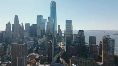 Şehirdeki binaların üzerinden ileriye doğru uçuyor. Finansal bölgedeki modern yüksek gökdelenlerin manzarası yükseldi. Manhattan, New York City, ABD