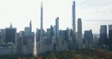 Şehir merkezindeki görkemli iş gelişiminin kayma ve pan görüntüleri parlak gökyüzüne karşı. Manhattan, New York City, ABD